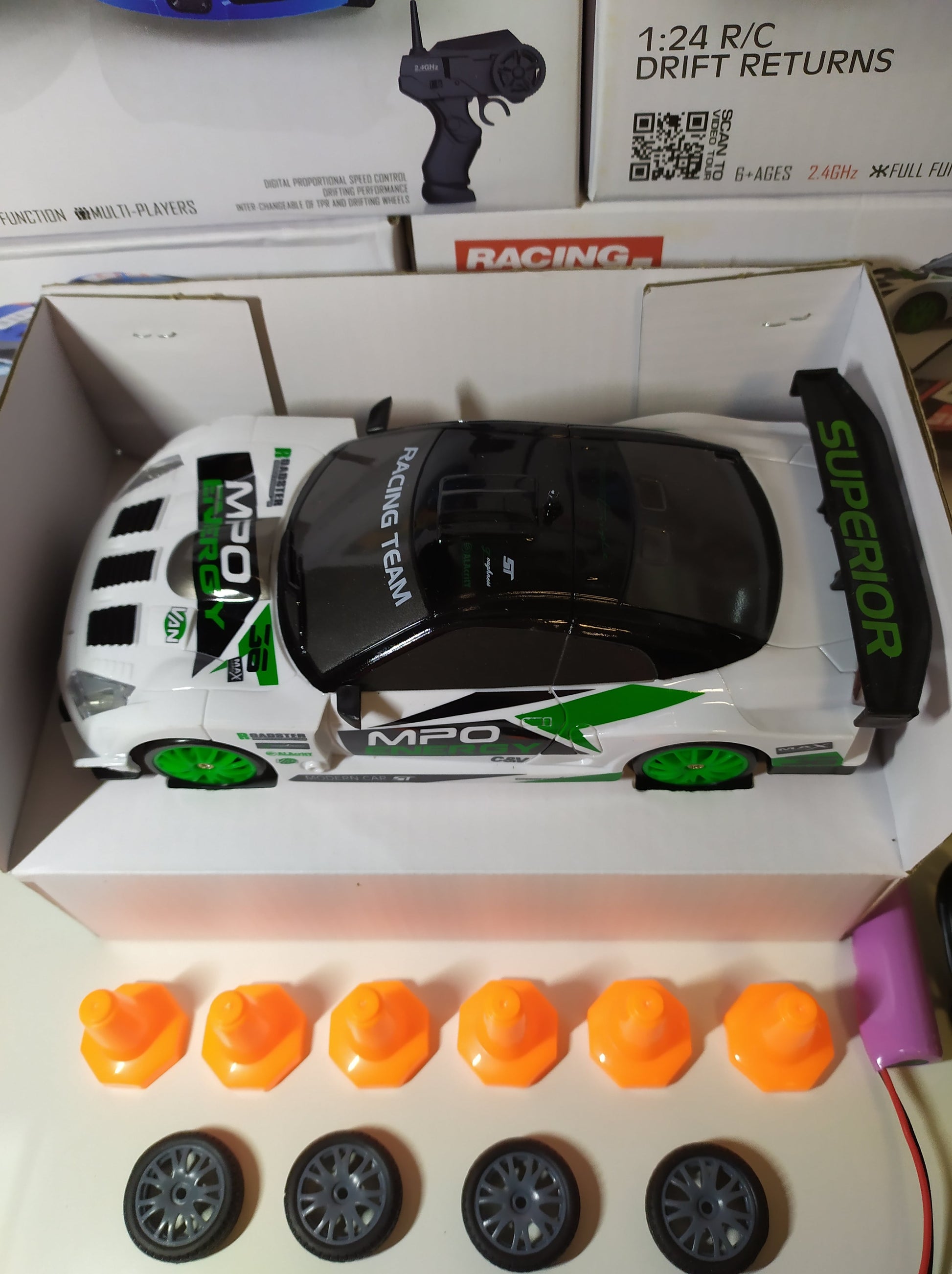 Coche teledirigido drift 1:24 GTR blanco - additional image 12